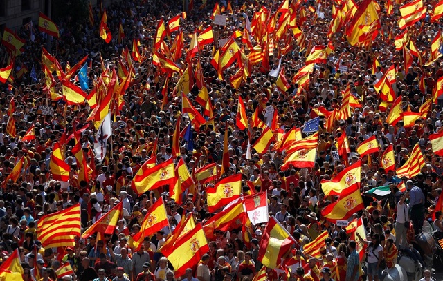 Pháp dọa "trục xuất" Catalonia ra khỏi EU nếu tuyên bố độc lập - 1 Biểu tình phản đối Catalonia giành độc lập tại trung tâm Barcelona ngày 8/10. (Ảnh: Reuters)