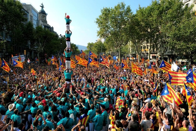 Viễn cảnh nào cho châu Âu sau cuộc khủng hoảng Catalonia? - 1 Người Catalonia xây tháp người trong khuôn khổ cuộc biểu tình đòi độc lập (Ảnh: ABC News)