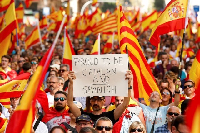 Catalonia sẽ tuyên bố độc lập nếu Tây Ban Nha tước quyền tự trị - 1 Biểu tình phản đối Catalonia ly khai khỏi Tây Ban Nha (Ảnh: Reuters)