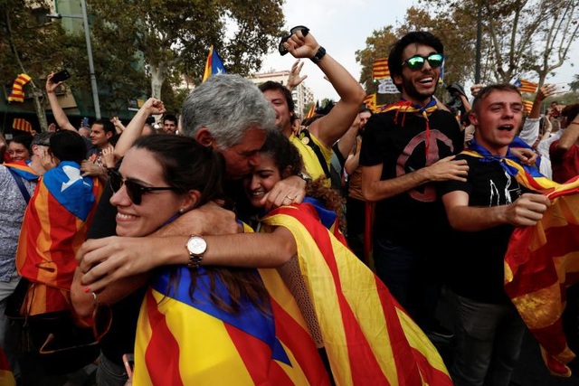 Hai thái cực đối lập tại Catalonia sau tuyên bố độc lập - 2
Họ trao nhau những cái ôm, nụ cười và những giọt nước mắt sau khi phong trào đòi độc lập kéo dài nhiều năm qua đã bước đầu có kết quả. (Ảnh: Reuters)