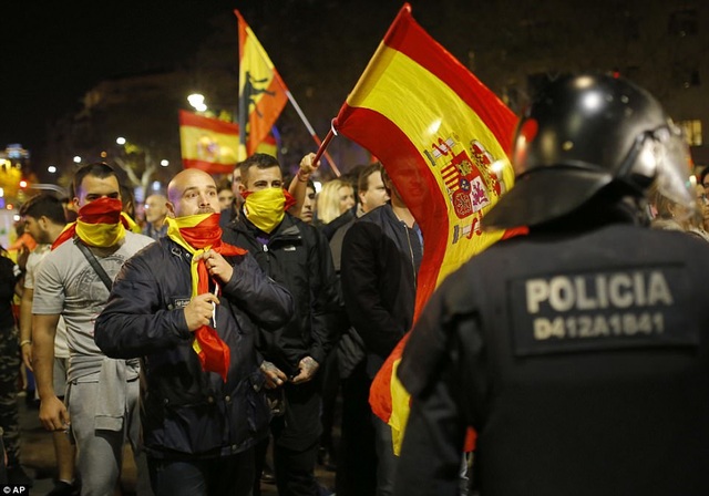 Hai thái cực đối lập tại Catalonia sau tuyên bố độc lập - 5
Nhóm người ủng hộ thống nhất Tây Ban Nha đã cố gắng tấn công vào cảnh sát Catalonia đang bảo vệ nghị viện khu vực. Sau khi nỗ lực thất bại, những người này đã quay sang tấn công những người trung niên đứng cạnh đó. Tại những điểm khác, căng thẳng và giận dữ vẫn không ngừng gia tăng. (Ảnh: AP)