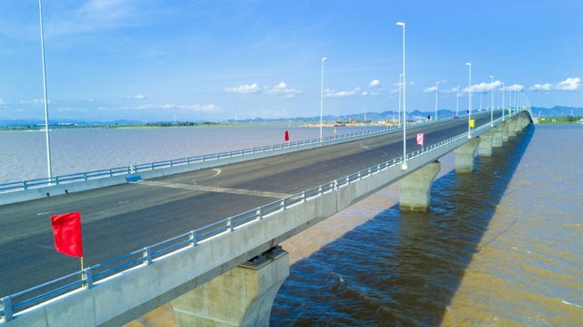 Vẻ đẹp bất ngờ của cầu vượt biển dài nhất Việt Nam - 1
Tổng mức đầu tư dự án là gần 12 nghìn tỷ đồng. Trong đó, vốn vay ODA Nhật Bản 50,171 tỷ Yên, vốn đối ứng trong nước là 1.800 tỷ đồng. Điểm đầu dự án tại nút giao Tân Vũ (Lý trình Km100+891, đường cao tốc Hà Nội - Hải Phòng), phường Tràng Cát, quận Hải An, TP. Hải Phòng; điểm cuối dự án tại vị trí tiếp giáp cổng cảng Lạch Huyện, huyện Cát Hải, TP.Hải Phòng.