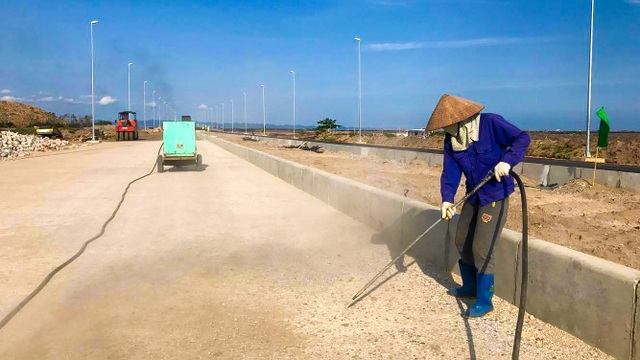 Vẻ đẹp bất ngờ của cầu vượt biển dài nhất Việt Nam - 5
Các công nhân vẫn đang thi công để đảm bảo tiến độ của công trình.