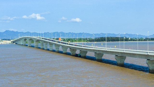 Vẻ đẹp bất ngờ của cầu vượt biển dài nhất Việt Nam - 7
Theo thiết kế cầu có tổng chiều dài 15,6km với phần vượt biển dài 5,44km, đường dẫn ở 2 phía đầu cầu dài 10,19km, đường đạt tiêu chuẩn cấp 3 đường đồng bằng, tốc độ thiết kế là 80km/giờ, gồm 4 làn xe chạy.