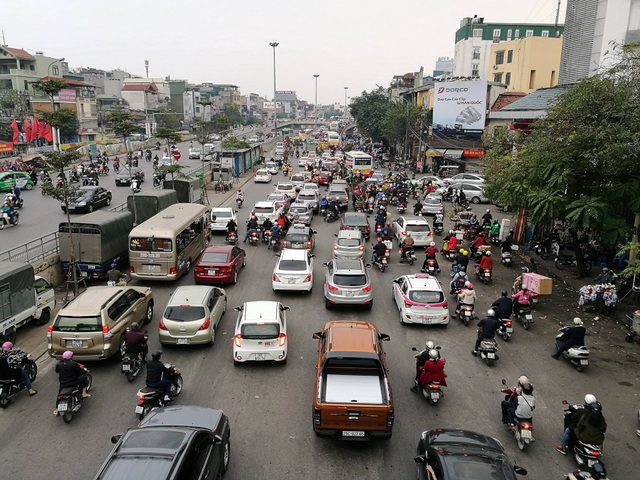 Cửa ngõ Hà Nội, Sài Gòn ùn tắc nghiêm trọng - 26
Phương tiện ùn ứ ở nút giao thông đầu cầu Chương Dương