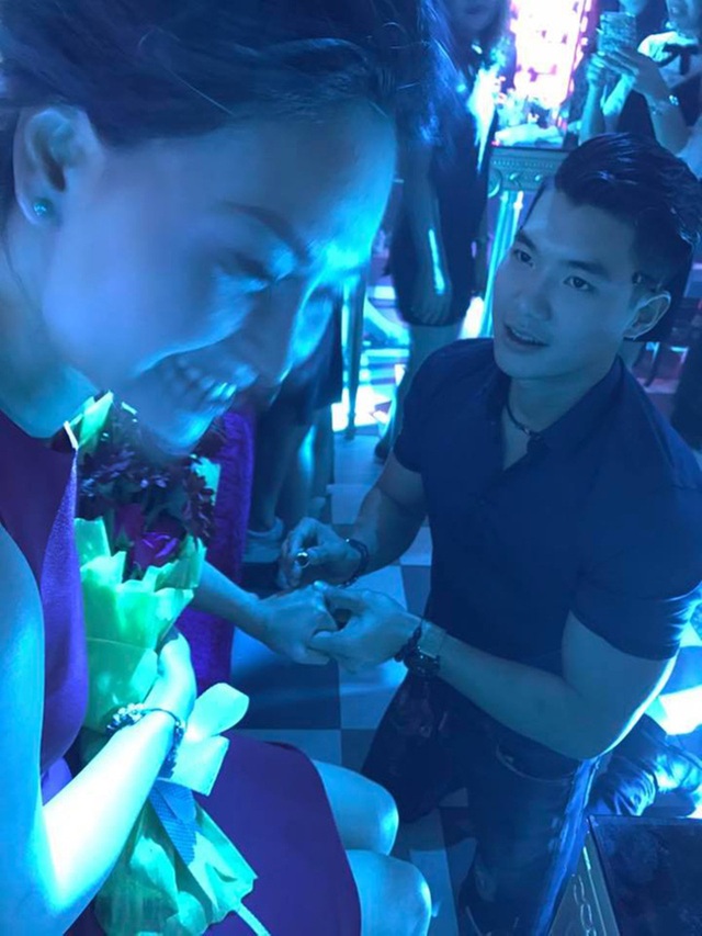 Bích Phương ám ảnh “Bao giờ lấy chồng”, Trương Nam Thành cầu hôn bạn gái - 1 Á vương Trương Nam Thành đã bất ngờ quỳ gối cầu hôn bạn gái hơn tuổi - người mẫu Phạm Thùy Linh trước sự chứng kiến của nhiều người là bạn bè thân thiết. Sau những lần bị đồn chia tay, Trương Nam Thành cho biết anh luôn cố gắng hàn gắn tình cảm với bạn gái bằng cách ân cần đưa cô đi diễn, bày tỏ tình cảm nồng nhiệt hơn… Sau màn cầu hôn lãng mạn, đám cưới của cặp đôi đẹp vẫn chưa được tiết lộ.