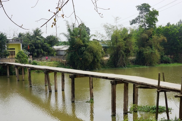 “Đánh cược” mạng sống trên cây cầu gần 40 năm tuổi - 2 Cây cầu dài khoảng 60m nhưng không hề có lan can