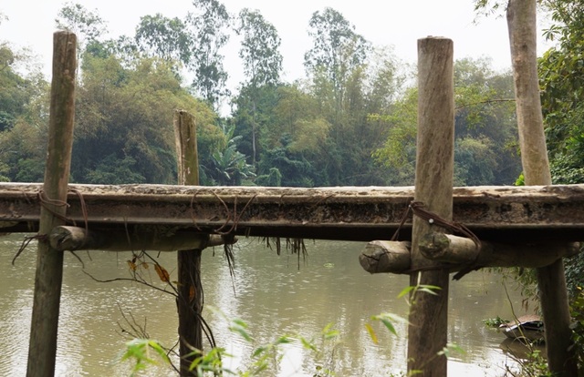 “Đánh cược” mạng sống trên cây cầu gần 40 năm tuổi - 4 Nhiều chỗ xuống cấp, người dân phải dùng cột gỗ chống cầu