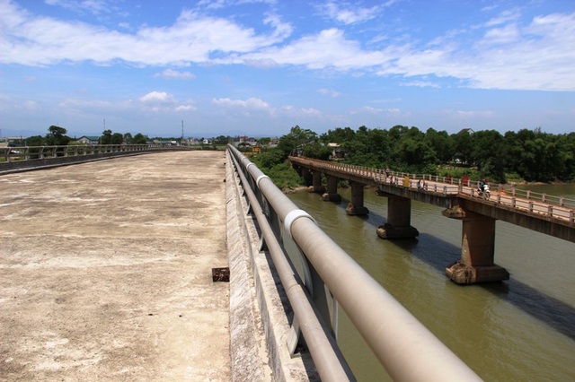 Quảng Trị: Cầu tiền tỷ xây dở rồi… “đắp chiếu”! - 1 Bên cạnh cây cầu bề thế, bị ngưng trệ nhiều năm nay là một cây cầu khác đã xuống cấp