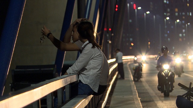 Vô tư vi phạm luật trên cây cầu dây văng lớn nhất Việt Nam - 3
Trong khi đó, nhiều cặp đôi uyên ương lại chọn cách ngồi trên lan can để chụp ảnh tự sướng