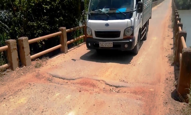 Quảng Trị: Cầu tiền tỷ xây dở rồi… “đắp chiếu”! - 2 Mặt đường cầu An Mô đã bị hư hỏng nhiều chỗ