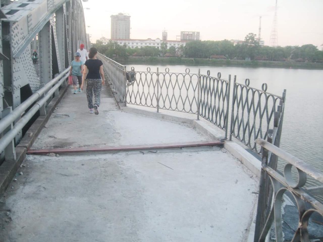 Huế muốn mở "phố đi bộ" trên cầu Trường Tiền - 2 Hệ thống ban công đang được làm lại tại cầu Trường Tiền (ảnh: BS Nguyễn Võ Hinh)