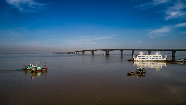 Ngắm cầu vượt biển dài nhất Việt Nam trước ngày thông xe - 2 Với hơn 5,4km chạy vượt biển từ Đình Vũ đến Cát Hải...