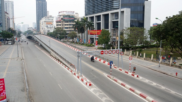 Đường phố Hà Nội thênh thang ngày mùng 1 Tết - 7
Cầu vượt nút giao Thái Hà cũng trở nên rộng rãi, khác hẳn với vẻ đông đúc, tập nập hàng ngày.