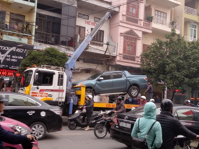 Hải Phòng: Cẩu xe, phá tường lấy lại vỉa hè cho người đi bộ - 1
Cẩu xe đậu sai quy định trên vỉa hè
