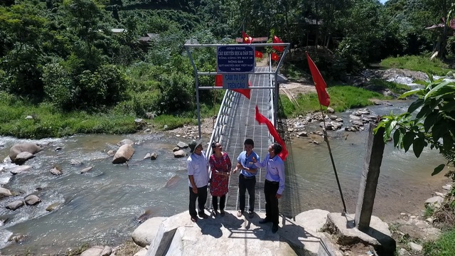 Ngập tràn niềm vui ngày khánh thành cầu Dân trí thứ 13 tại xứ Nghệ - 17
Nhà báo Phạm Tuấn Anh - PTBT báo Dân trí, ông Phạm Trọng Hoàng - Bí thư huyện ủy Tương Dương, bà Nguyễn Thị Bích Thủy - GĐ điều hành Tổng công ty May 10 và ông Lô Văn Chiến - Chủ tịch UBND xã Hữu Khuông kéo tấm vải khánh thành cầu Dân trí