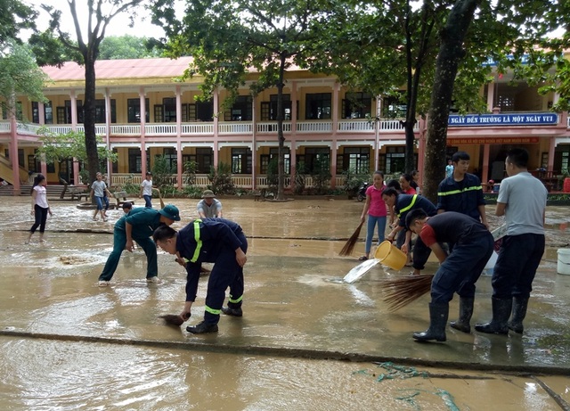 Nhiều vùng vẫn ngập sâu, cảnh sát cứu hỏa giúp dân chống "giặc nước" - 7
Dọn dẹp trường học giúp học sinh sớm được đi học trở lại.