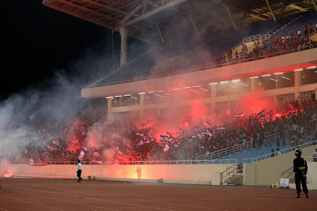 CĐV Hải Phòng ném pháo sáng, thách thức BTC giải V-League - 5 CĐV Hải Phòng ném pháo sáng, thách thức BTC giải V-League - 5