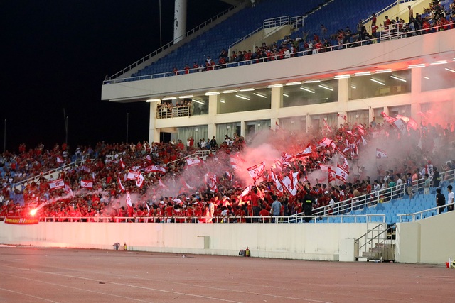CĐV Hải Phòng ném pháo sáng, thách thức BTC giải V-League - 4 CĐV Hải Phòng ném pháo sáng, thách thức BTC giải V-League - 4