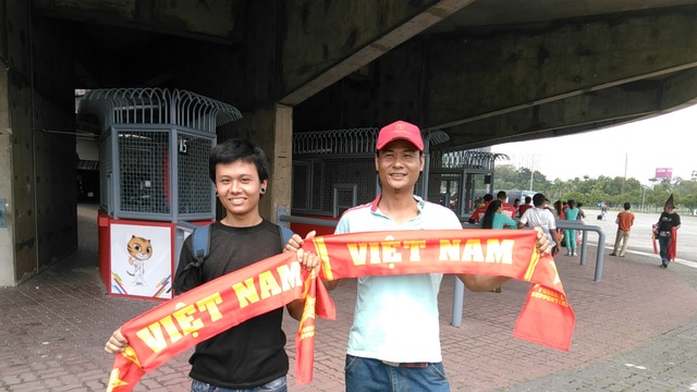 U22 Việt Nam 4-1 U22 Campuchia: Cú đúp của Công Phượng - 18
Các cổ động viên tin tưởng vào cơ hội giành 3 điểm của đoàn quân HLV Hữu Thắng