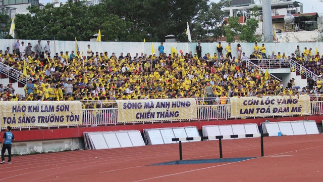V-League tồn tại nhờ cổ động viên Thanh Hoá và… Hải Phòng - 1 Hiện chỉ còn rất ít lực lượng CĐV đủ sức tạo nên sức sống trên các khán đài như thế này, như CĐV Thanh Hoá hay CĐV Hải Phòng (ảnh: Trọng Vũ)