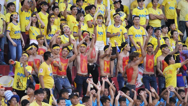 V-League tồn tại nhờ cổ động viên Thanh Hoá và… Hải Phòng - 2 Các khán đài sôi động nhờ sự đa dang về hình thức thể hiện, riêng nhà tổ chức phải có trách nhiệm ngăn ngừa ngay từ đầu những mối nguy được tuồng vào trong sân (ảnh: Trọng Vũ)