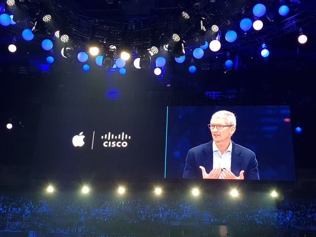 Thế giới sẽ “xoay xở” ra sao khi Internet cứ mỗi giờ tăng thêm 1 triệu kết nối? - 2
CEO Apple, ông Tim Cook, chia sẻ tại Cisco Live, Las Vegas ngày 26/6/2017. Ảnh: Anh Huy