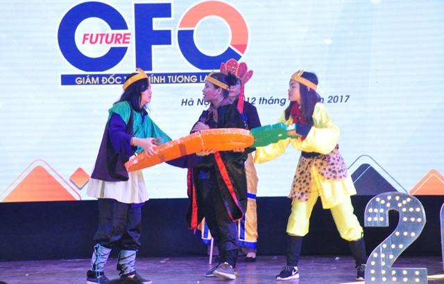 Sinh viên hóa thầy trò Đường Tăng thi Giám đốc tài chính tương lai - 2
Tiết mục hài hước của các đội chơi giúp khán giả hiểu rõ hơn về vai trò của các giám đốc tài chính.