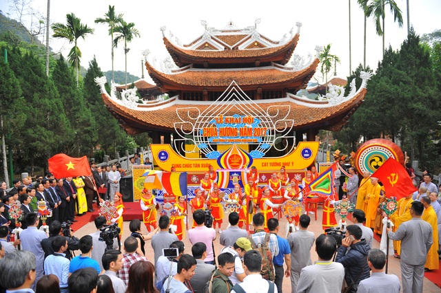 Hơn 120 nghìn du khách đổ về Chùa Hương trong 3 ngày đầu năm - 3 Lễ khai hội Chùa Hương sáng mồng 6 Tết âm lịch. Ảnh: ĐV.