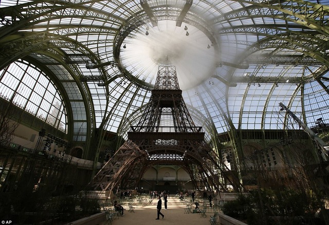 Chanel dựng tháp Eiffel "khủng" giữa sàn catwalk - 1
Chanel từng biến sàn catwalk thành sân bay, nhà hàng, vườn hoa... và trong tuần lễ thời trang thu đông Paris cao cấp năm nay, hãng đã dựng nguyên 1 tháp Eiffel trên sàn catwalk