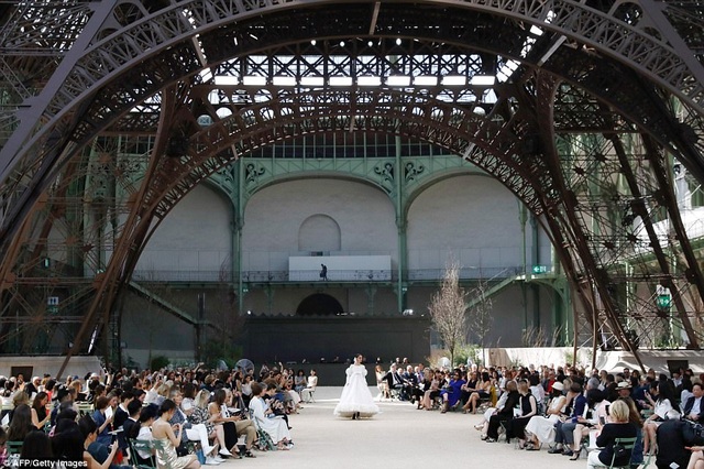 Chanel dựng tháp Eiffel "khủng" giữa sàn catwalk - 3 Chanel dựng tháp Eiffel "khủng" giữa sàn catwalk - 3