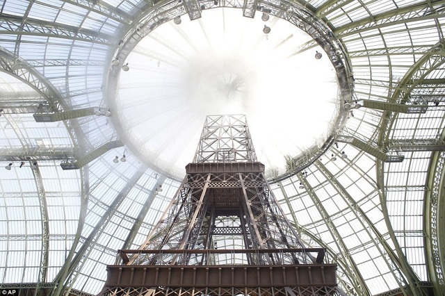 Chanel dựng tháp Eiffel "khủng" giữa sàn catwalk - 6 Chanel dựng tháp Eiffel "khủng" giữa sàn catwalk - 6