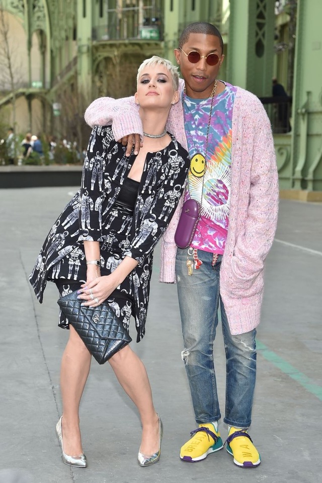 Chanel dựng tháp Eiffel "khủng" giữa sàn catwalk - 9
Pharrell Williams và Katy Perry dự sự kiện