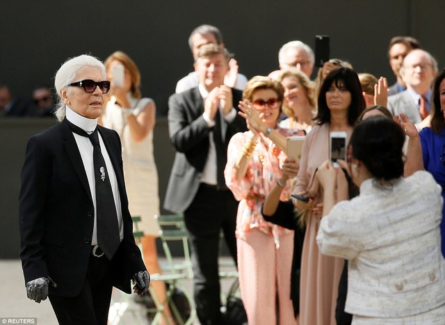 Chanel dựng tháp Eiffel "khủng" giữa sàn catwalk - 15
Karl Lagerfeld - cái tên lớn trong làng thời trang