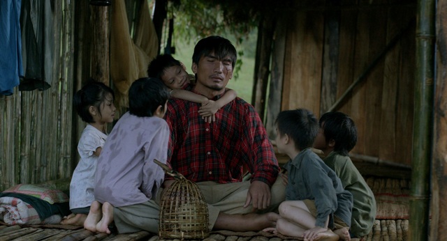 Hậu trường 60 ngày vật lộn với mưa lũ để làm phim "Cha cõng con" - 1 Cảnh người cha và những đứa con trong mái nhà dột nát của phim Cha cõng con.