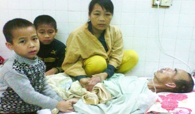 Hai con bơ vơ khi cha tai nạn liệt giường, mẹ bị bệnh máu trắng - 4 Cả 3 mẹ con nhiều lần ôm nhau khóc, cầu mong được người hảo tâm giúp đỡ để nhà vượt qua cơn khốn khó