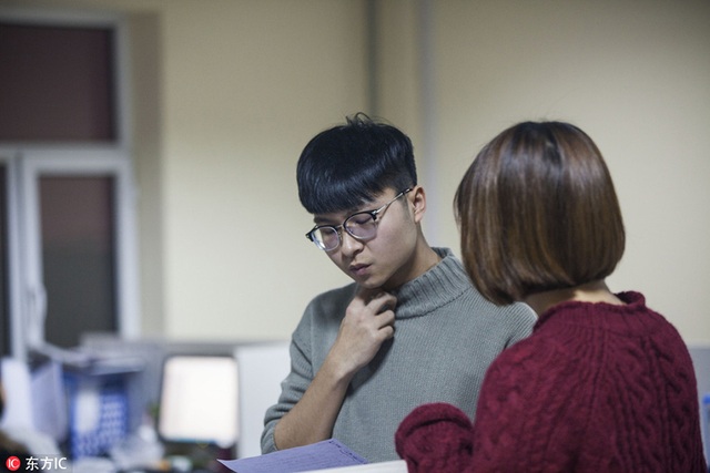 Cậu sinh viên năm cuối làm thêm 5 việc để trang trải học hành - 4 Chang Jie hỗ trợ giáo viên trong một lớp học ở Trường Xuân, tỉnh Cát Lâm, Trung Quốc. (Ảnh: IC)