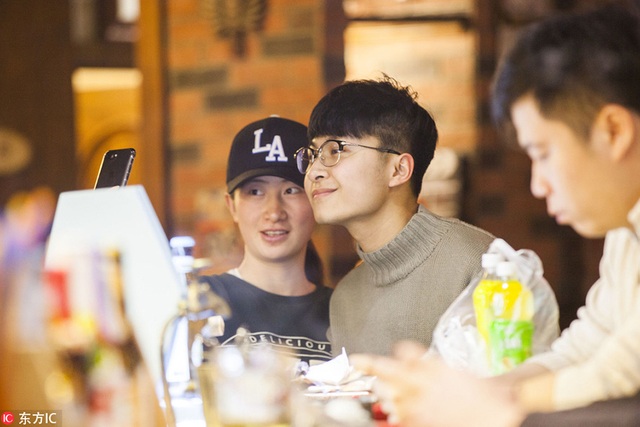 Một khách hàng chụp ảnh với Chang Jie tại một quán rượu ở Trường Xuân, tỉnh Cát Lâm, Trung Quốc. (Ảnh: IC)