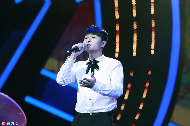 Cậu sinh viên năm cuối làm thêm 5 việc để trang trải học hành - 6 Chang Jie hát trong một show trực tiếp. (Ảnh: IC)