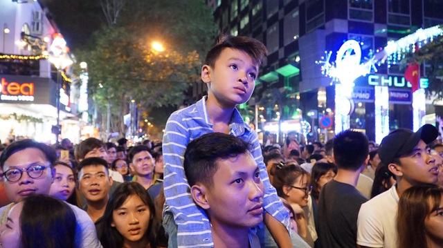 Dòng người đổ về trung tâm đón chào năm mới 2018 - 8 Dòng người đổ về trung tâm đón chào năm mới 2018 - 8
