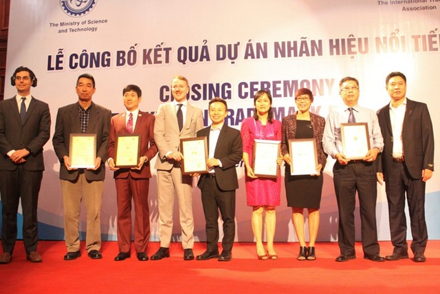 Vinacafé Biên Hoà được công nhận là nhãn hiệu nổi tiếng Việt Nam - 1
Các doanh nghiệp được trao giấy chứng nhận nhãn hiệu nổi tiếng