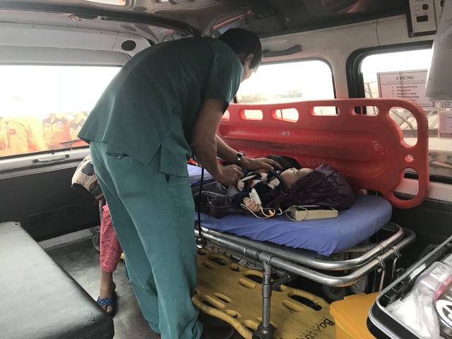 Điều tàu ra đảo Cù Lao Chàm bị cô lập do mưa gió cứu cháu bé sốt cao - 1 Nhân viên cứu nạn khám cấp cứu cho cháu Phúc
