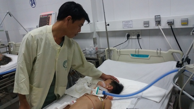 Bị ngã từ xe múc xuống đất, bé trai 7 tuổi nguy kịch - 2 Nhìn thấy đứa con trai mới 7 tuổi đang nguy kịch tính mạng, lòng anh Hải quặn đau