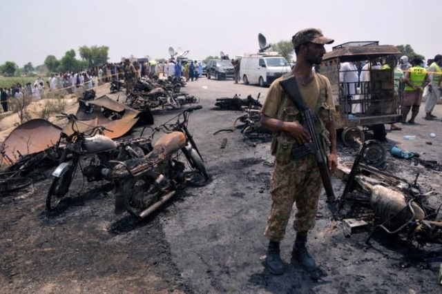 Một binh sĩ Pakistan có mặt tại hiện trường vụ nổ (Ảnh: Reuters)