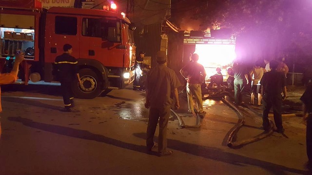 Hà Nội: Gara ô tô rộng hàng trăm mét vuông bốc cháy dữ dội - 4 Hà Nội: Gara ô tô rộng hàng trăm mét vuông bốc cháy dữ dội - 4