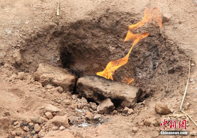 Vùng đất kỳ lạ tự "bốc cháy" suốt 50 năm, người dân nấu cơm giữa trời - 5 Sau khi chôn lấp, khí tự nhiên vẫn bốc lên suốt 50 năm qua