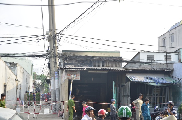 Vụ cháy 4 người chết: Lửa bao trùm căn nhà trong vài phút - 4 Mặt tiền căn nhà xảy ra cháy
