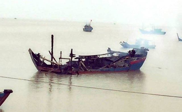 Ngư dân mất hàng tỷ đồng vì 3 tàu cá bốc cháy trong đêm - 1 Một trong 3 chiếc tàu cá của ngư dân bị lửa thiêu rụi hoàn toàn
