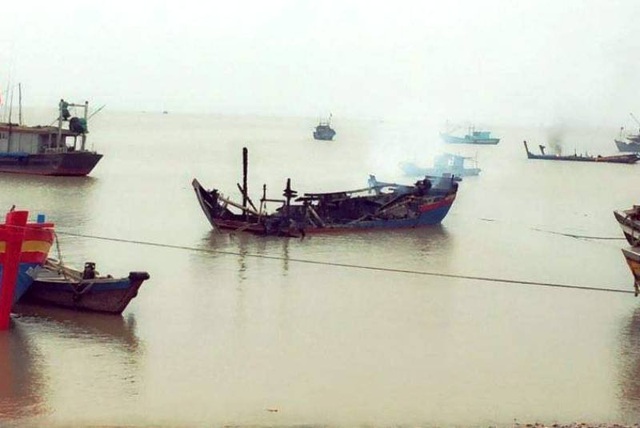 Ngư dân mất hàng tỷ đồng vì 3 tàu cá bốc cháy trong đêm - 2 Ngư dân mất hàng tỷ đồng vì 3 tàu cá bốc cháy trong đêm - 2