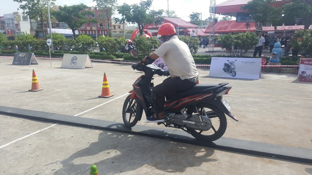 Honda Việt Nam khởi động chuỗi chương trình “Trọn niềm tin 2017” - 7
Khách hàng chạy thử xe trước khi quyết định mua
